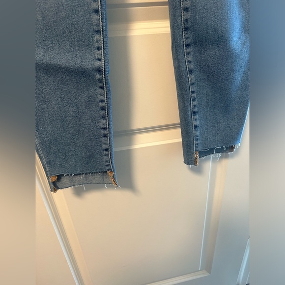 NWT: Good American Raw Hem Jeans - Picture 2 of 8